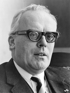 842446 Portret van prof. mr. Pieter Jacobus (Koos) Verdam (1915-1998), commissaris van de koningin in de provincie ...